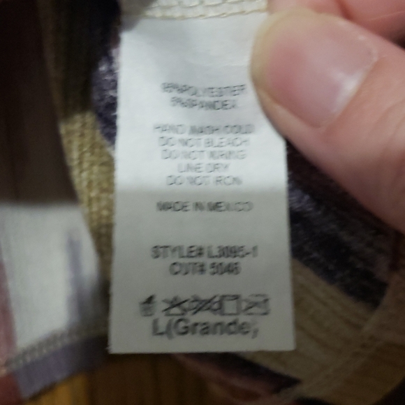 🌼New boutique Abstract print top - Picture 8 of 9